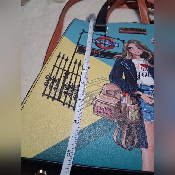 Stylish Black and Green Shoulder Bag with London Icons - Picture 5 of 10